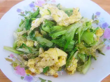 Scrambled eggs with bitter chrysanthemum