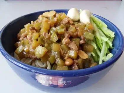 Noodles with cucumber and diced pork with soy sauce