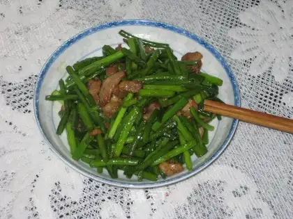 stir-fried pork with garlic sprouts