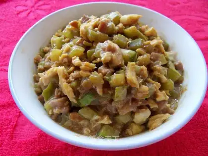 Noodles with cucumber, egg and diced pork