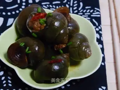 Field snail stuffed with meat