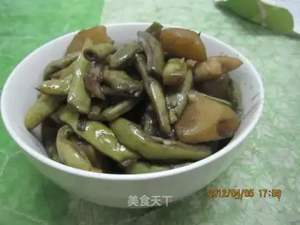 Stewed potatoes and beans