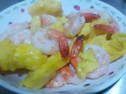 Scrambled eggs with shrimp