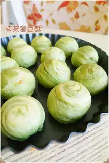 Matcha, coconut and honey bean crisp
