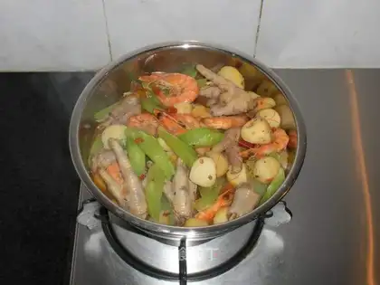 Prawn and chicken feet casserole
