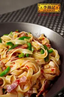 Spaghetti with garlic and spicy bacon
