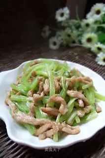 Shredded pork with lettuce