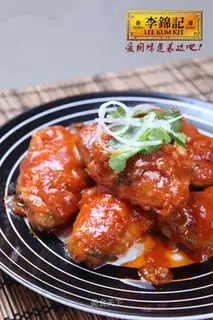 Chicken wings in tomato sauce