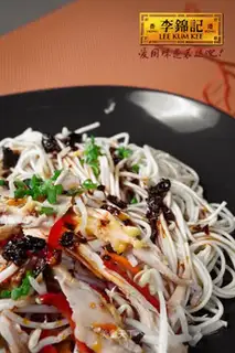 Mixed noodles with colorful silk and shredded chicken
