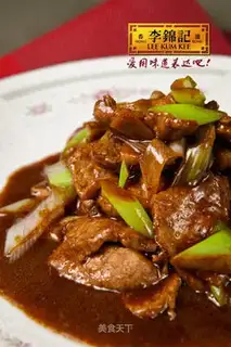Fried beef with onion in oyster sauce