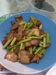 Twisted pork with garlic moss