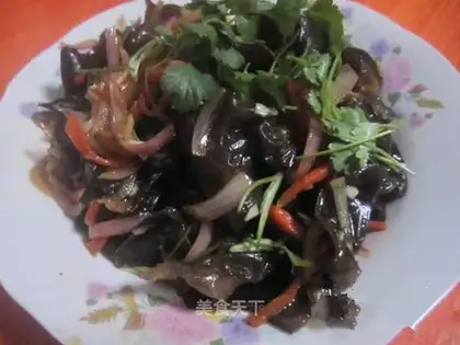 Stir fungus with stir-fried pan
