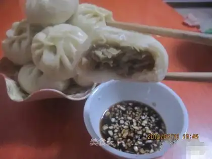 Steamed buns filled with pork and kohlrabi