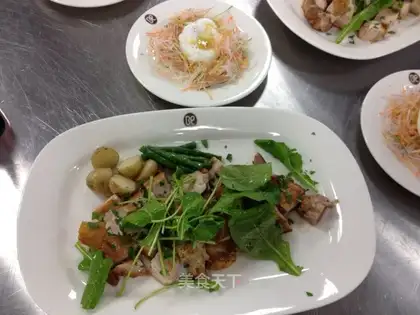 Garlic chicken legs and small potatoes