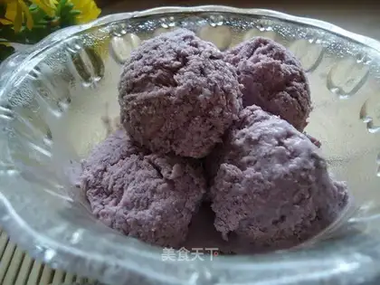 Homemade mulberry ice cream