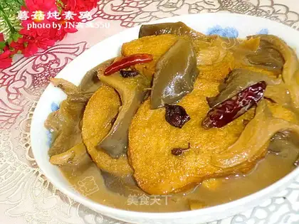 Stewed vegetarian chicken with mushrooms