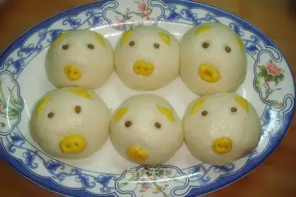Lovely pig milk yellow bun