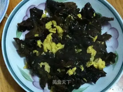 Scrambled black fungus with eggs