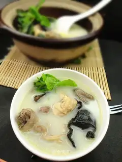 Astragalus and wolfberry leaf chicken soup