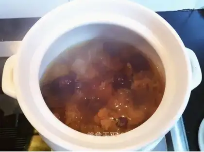 Peach fat Tremella soup