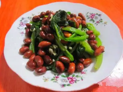 Mature vinegar, spinach and peanuts