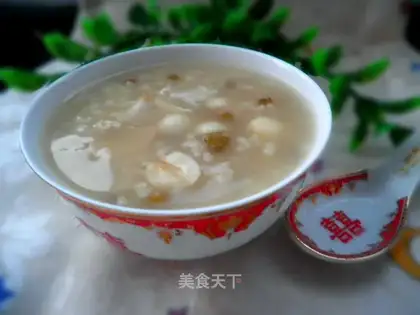 Lotus seeds, lily and mung bean porridge