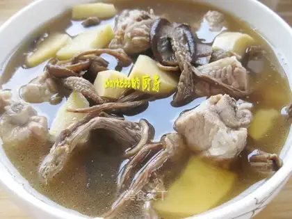 Tea tree mushroom and winter bamboo shoots and ribs soup