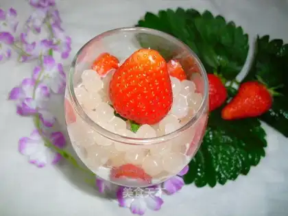 Milk strawberry sago
