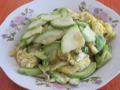 Scrambled eggs with zucchini