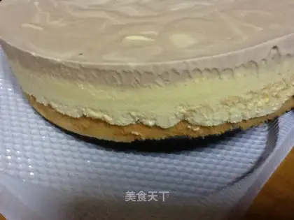 Undecorated cream cake