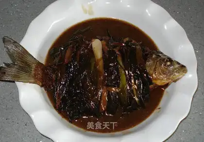 Roasted crucian carp with green onions wrapped in meat