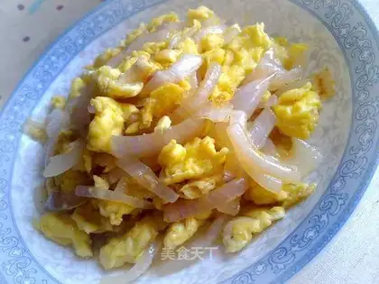 Scrambled eggs with onions