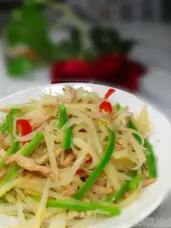 Stir fried shredded potatoes with shredded pork and green pepper