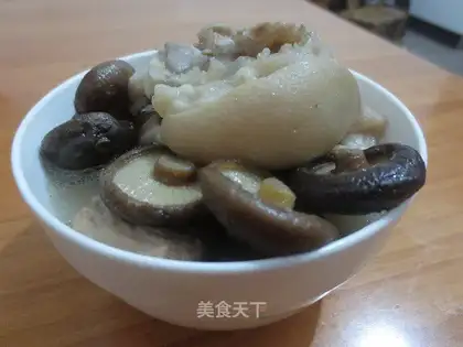 Mushroom pig's feet soup