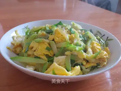 Scrambled eggs with zucchini