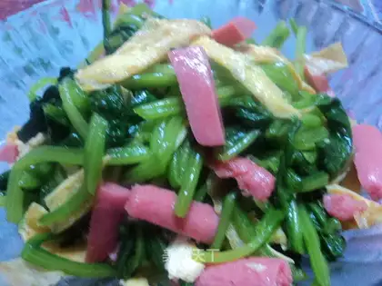 Spinach mixed with egg skin