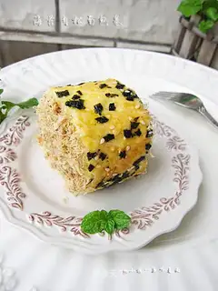 Seaweed and meat floss roll