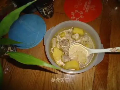 Balsam pear and pineapple chicken soup