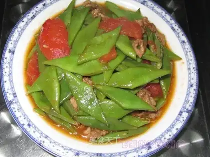 Fried kidney beans with tomato slices