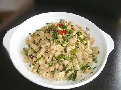 Toona sinensis mixed with tofu