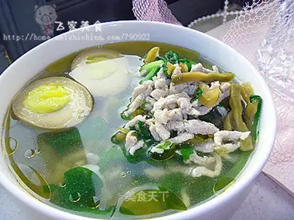 Stewed noodles with green vegetables and shredded pork