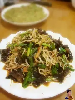 stir-fried fungus with green bean sprouts and leeks
