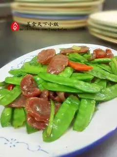 stir-fried peas with sausage