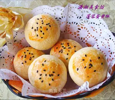 Lotus paste egg yolk crisp