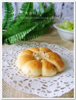 Flower red bean paste bread