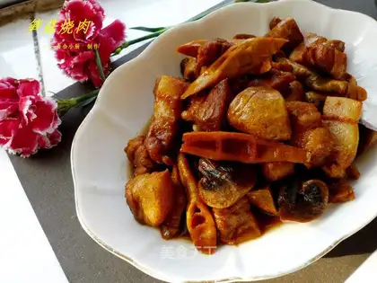 Roasted pork with bamboo shoots and mushrooms