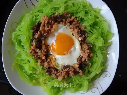 Shredded lettuce with pork