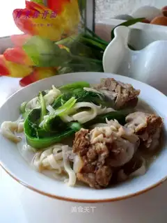 Green vegetables and ribs noodles