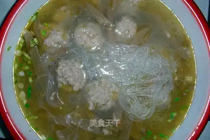 Sauerkraut vermicelli meatballs soup