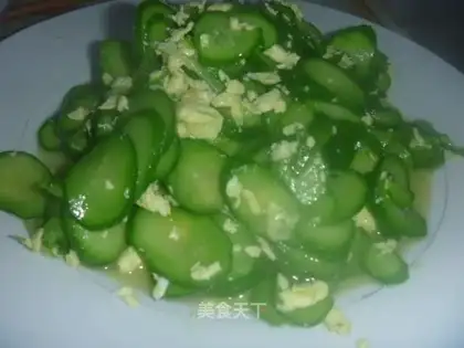 Scrambled eggs with cucumber
